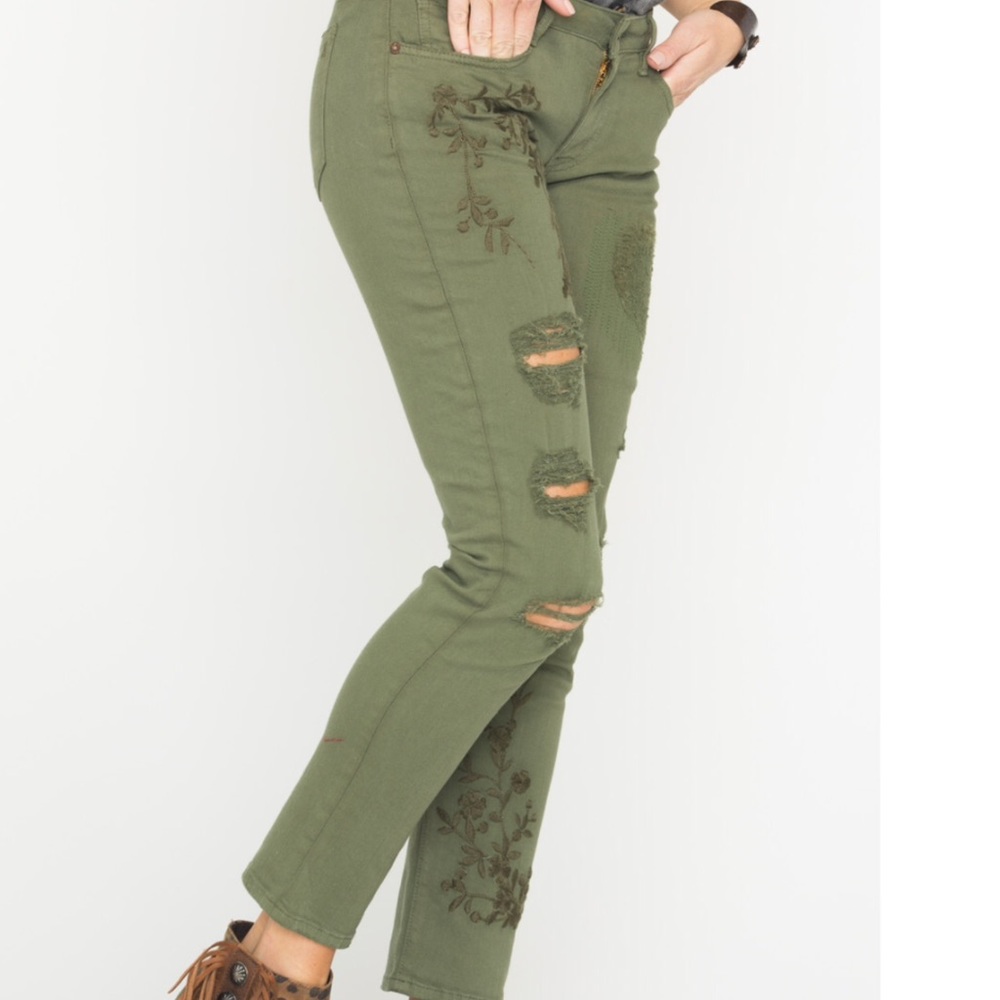 🆕🍃floral embroidery and distressed jeans